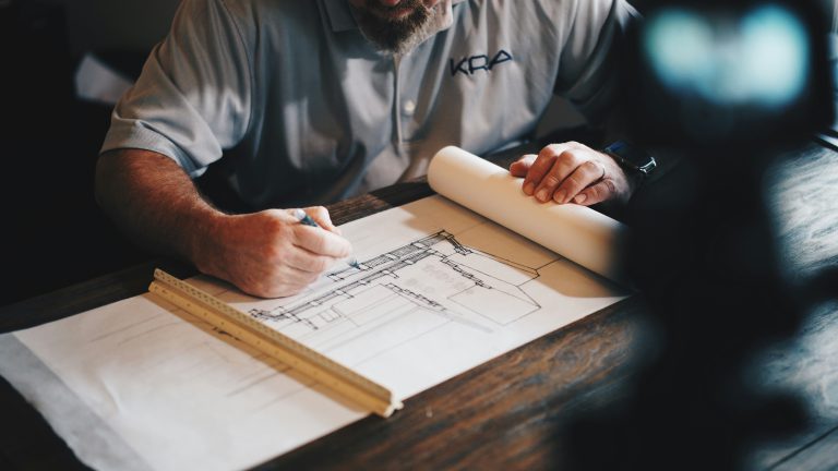 Understanding the Roles: Project Manager vs. Construction ManagerConstruction Best Practices